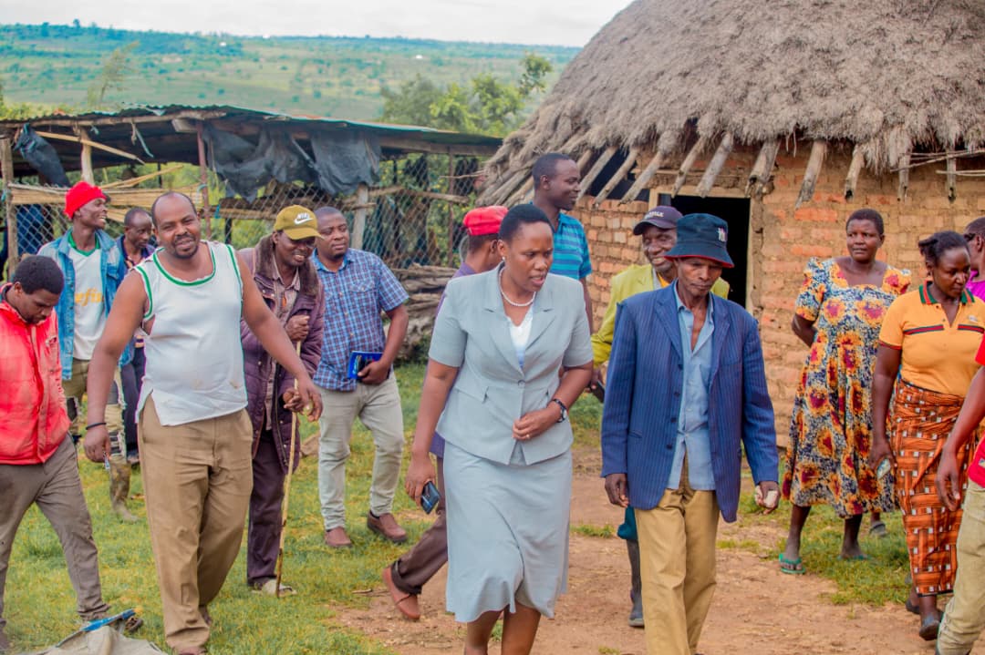 DC SERENGETI AFANYA ZIARA KIJIJI KWA KIJIJI KUTATUA KERO ZA WANANCHI.